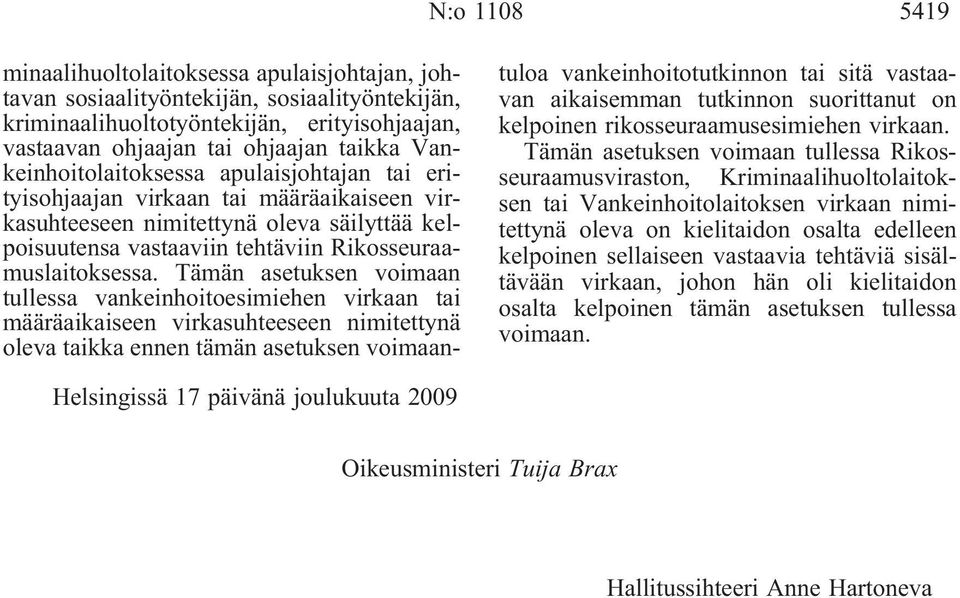 Tämän asetuksen voimaan tullessa vankeinhoitoesimiehen virkaan tai määräaikaiseen virkasuhteeseen nimitettynä oleva taikka ennen tämän asetuksen voimaantuloa vankeinhoitotutkinnon tai sitä vastaavan