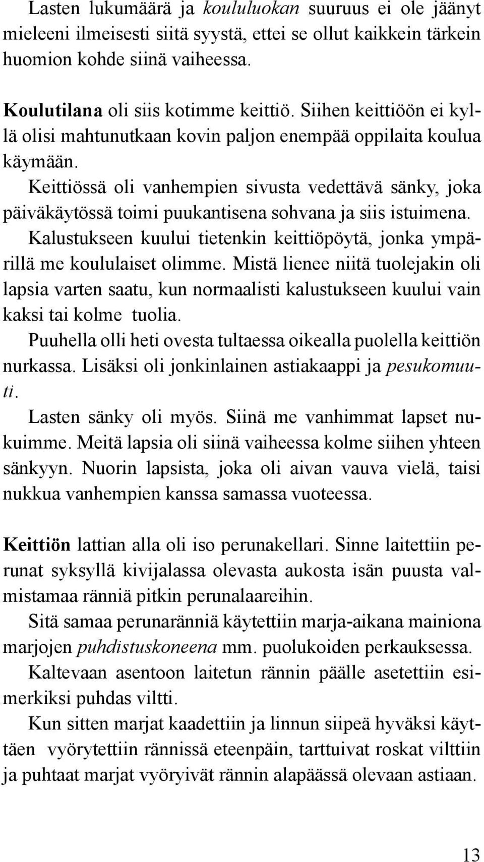 Keittiössä oli vanhempien sivusta vedettävä sänky, joka päiväkäytössä toimi puukantisena sohvana ja siis istuimena. Kalustukseen kuului tietenkin keittiöpöytä, jonka ympärillä me koululaiset olimme.