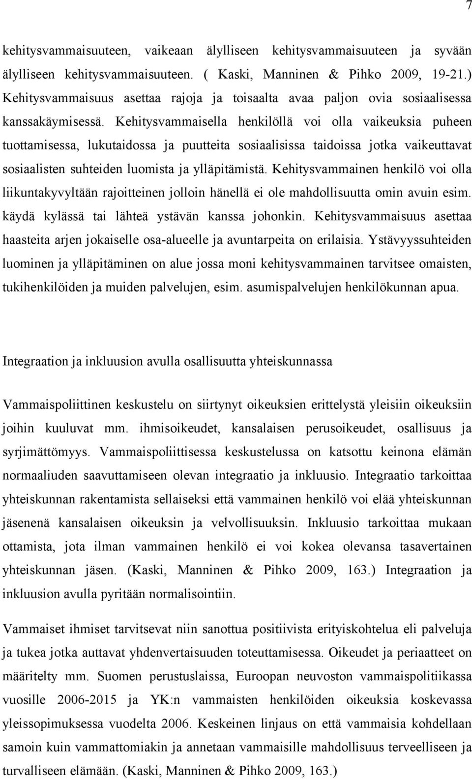 Kehitysvammaisella henkilöllä voi olla vaikeuksia puheen tuottamisessa, lukutaidossa ja puutteita sosiaalisissa taidoissa jotka vaikeuttavat sosiaalisten suhteiden luomista ja ylläpitämistä.