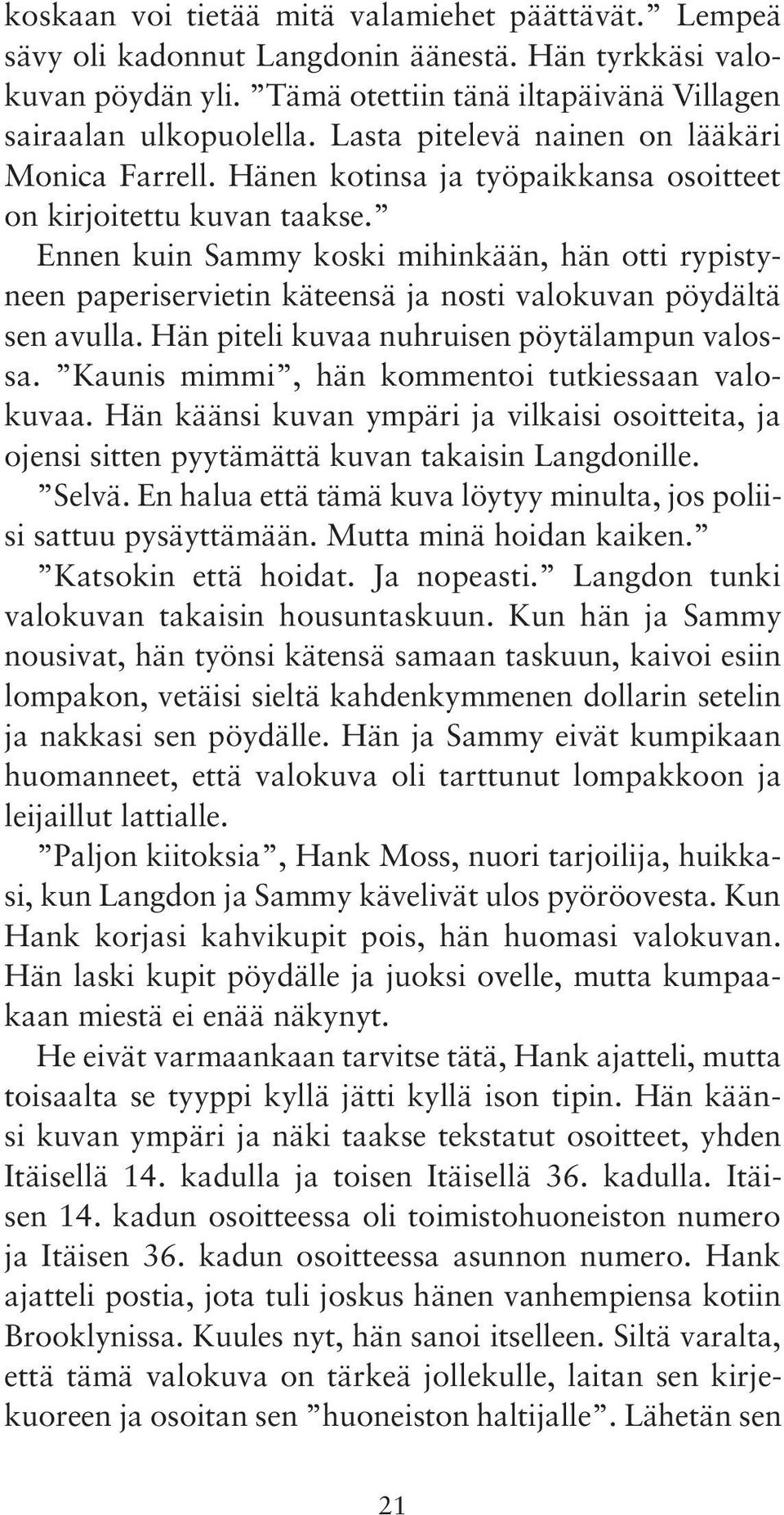 Ennen kuin Sammy koski mihinkään, hän otti rypistyneen paperiservietin käteensä ja nosti valokuvan pöydältä sen avulla. Hän piteli kuvaa nuhruisen pöytälampun valossa.