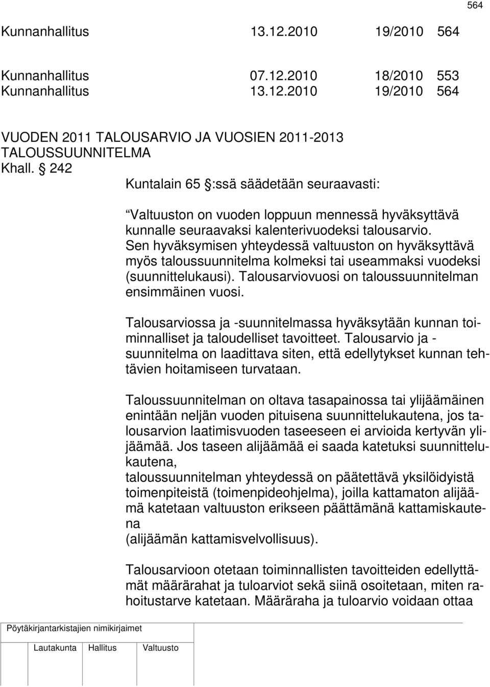 Sen hyväksymisen yhteydessä valtuuston on hyväksyttävä myös taloussuunnitelma kolmeksi tai useammaksi vuodeksi (suunnittelukausi). Talousarviovuosi on taloussuunnitelman ensimmäinen vuosi.