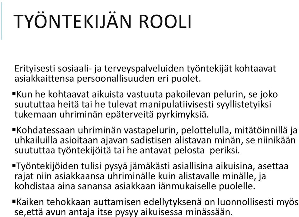 Kohdatessaan uhriminän vastapelurin, pelottelulla, mitätöinnillä ja uhkailuilla asioitaan ajavan sadistisen alistavan minän, se niinikään suututtaa työntekijöitä tai he antavat pelosta periksi.