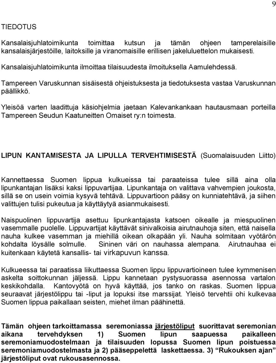 Yleisöä varten laadittuja käsiohjelmia jaetaan Kalevankankaan hautausmaan porteilla Tampereen Seudun Kaatuneitten Omaiset ry:n toimesta.