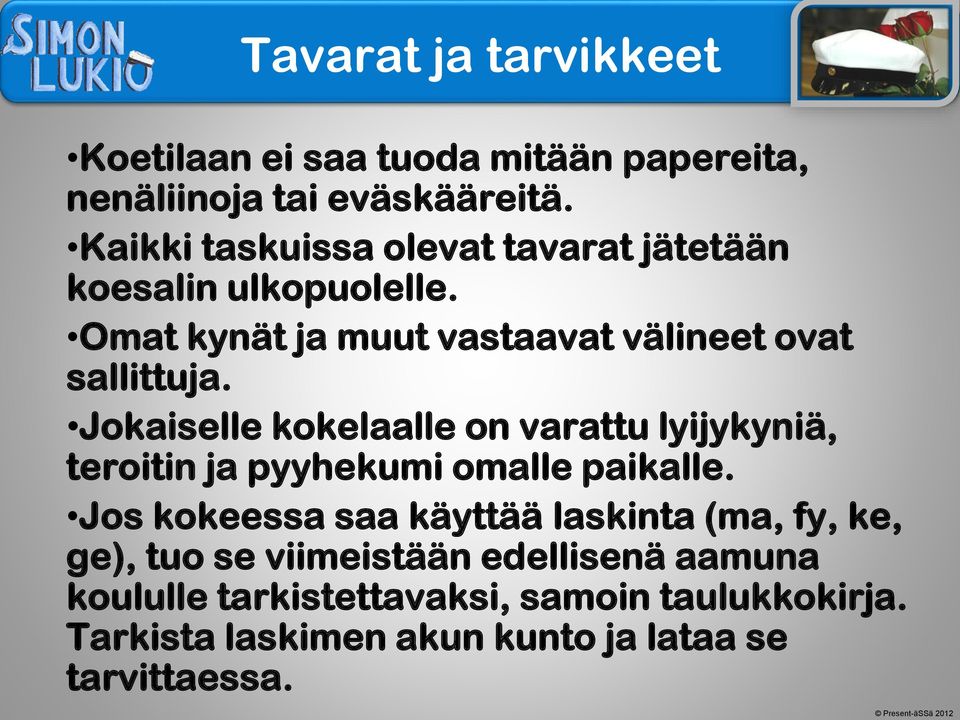 Jokaiselle kokelaalle on varattu lyijykyniä, teroitin ja pyyhekumi omalle paikalle.