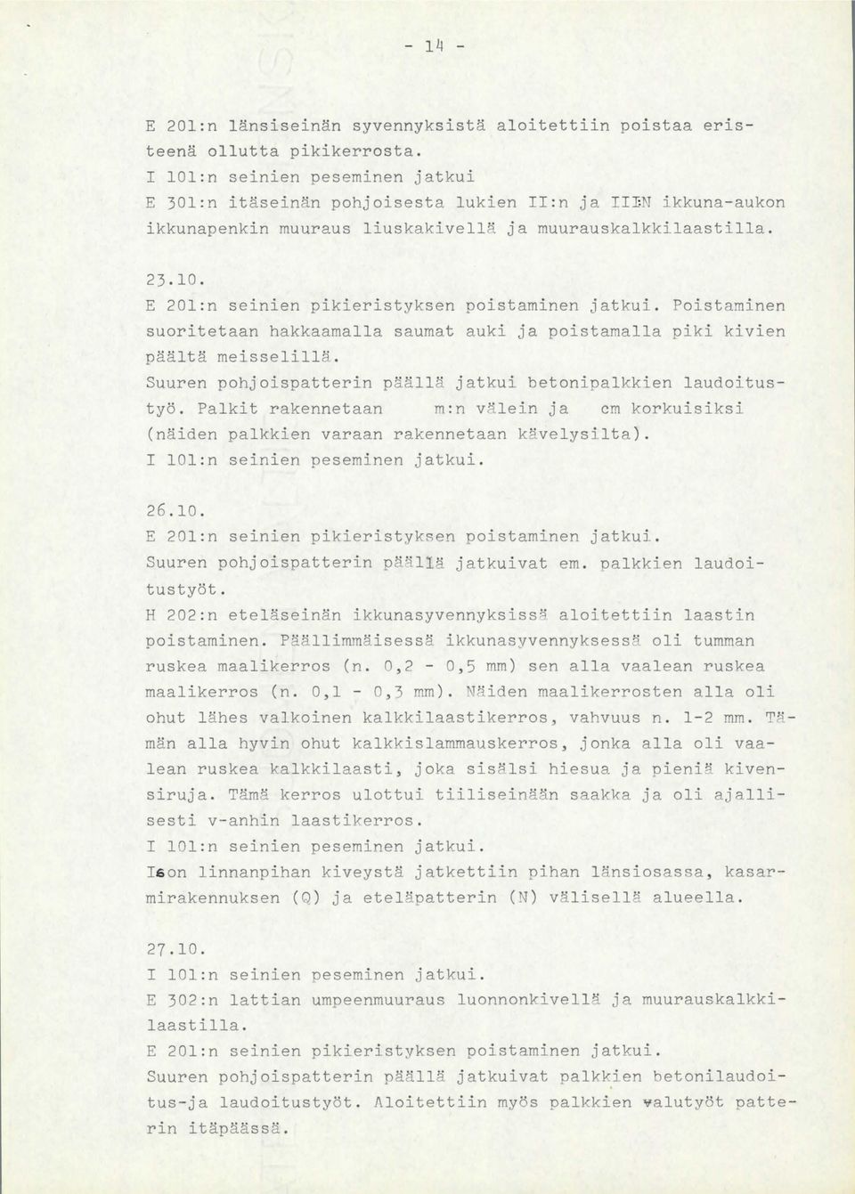 E 20l : n seinien pikieristyksen poistaminen jatkui. Poistaminen suoritetaan hakkaamalla saumat auki ja poistamalla piki kivien päältä meisselillä.