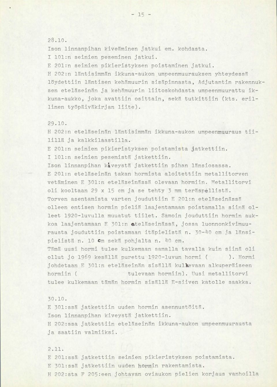joka avattiin osittain, sekä tutkittiin (kts. erillinen työpäiväkirjan liite). 29.10. H 202:n eteläseinän läntisimmän ikkuna-aukon umpeenmuuraus tiilillä ja kalkkilaastilla.