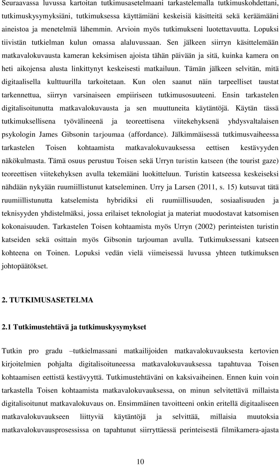 Sen jälkeen siirryn käsittelemään matkavalokuvausta kameran keksimisen ajoista tähän päivään ja sitä, kuinka kamera on heti aikojensa alusta linkittynyt keskeisesti matkailuun.