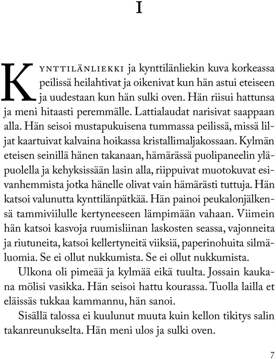 Kylmän eteisen seinillä hänen takanaan, hämärässä puolipaneelin yläpuolella ja kehyksissään lasin alla, riippuivat muotokuvat esivanhemmista jotka hänelle olivat vain hämärästi tuttuja.