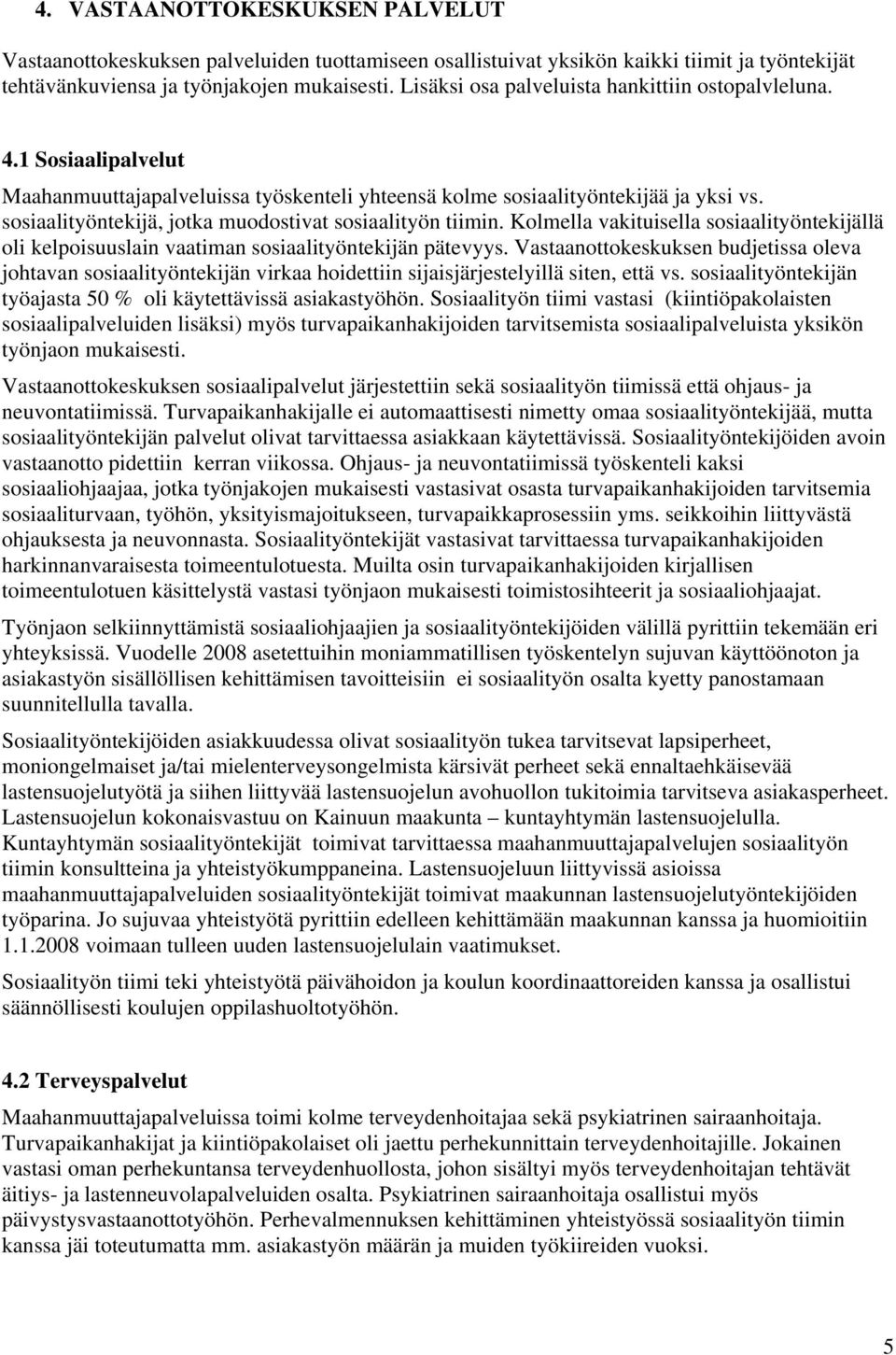 sosiaalityöntekijä, jotka muodostivat sosiaalityön tiimin. Kolmella vakituisella sosiaalityöntekijällä oli kelpoisuuslain vaatiman sosiaalityöntekijän pätevyys.