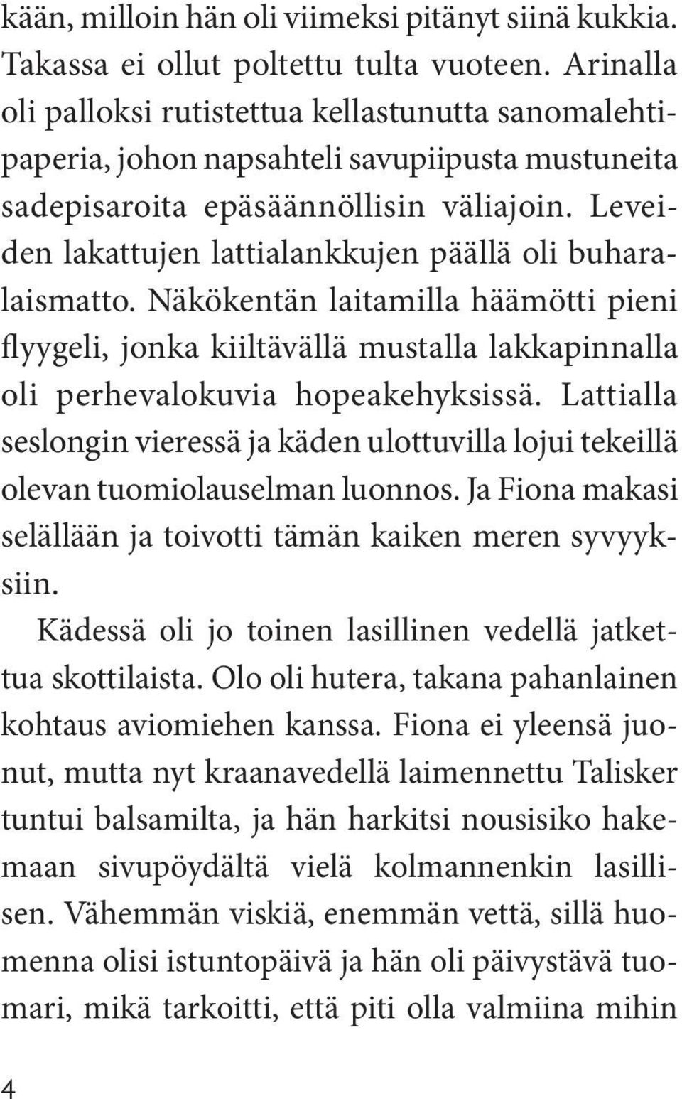 Leveiden lakattujen lattialankkujen päällä oli buharalaismatto. Näkökentän laitamilla häämötti pieni flyygeli, jonka kiiltävällä mustalla lakkapinnalla oli perhevalokuvia hopeakehyksissä.