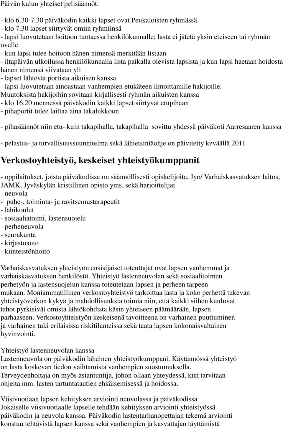 iltapäivän ulkoilussa henkilökunnalla lista paikalla olevista lapsista ja kun lapsi haetaan hoidosta hänen nimensä viivataan yli - lapset lähtevät portista aikuisen kanssa - lapsi luovutetaan