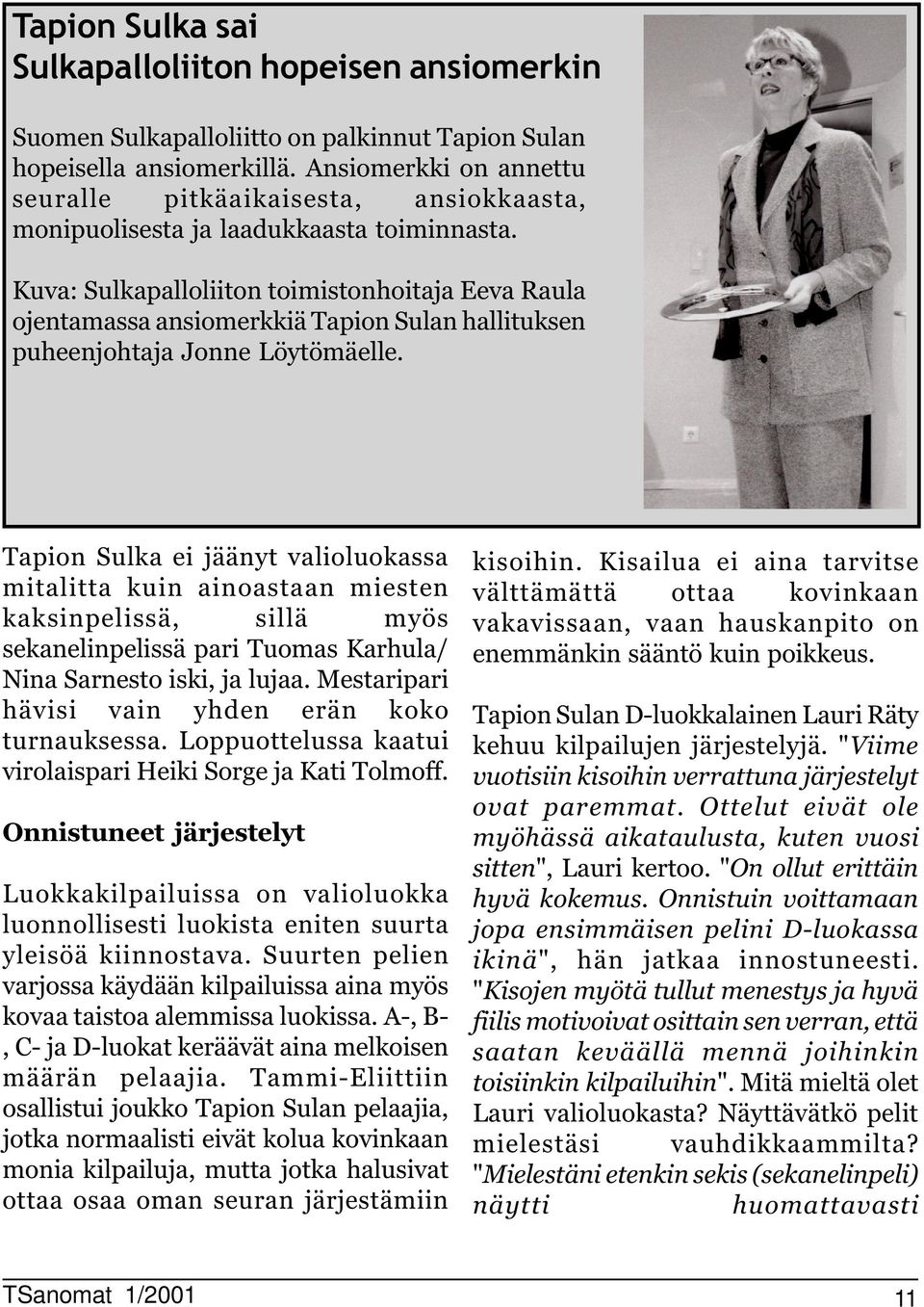 Kuva: Sulkapalloliiton toimistonhoitaja Eeva Raula ojentamassa ansiomerkkiä Tapion Sulan hallituksen puheenjohtaja Jonne Löytömäelle.