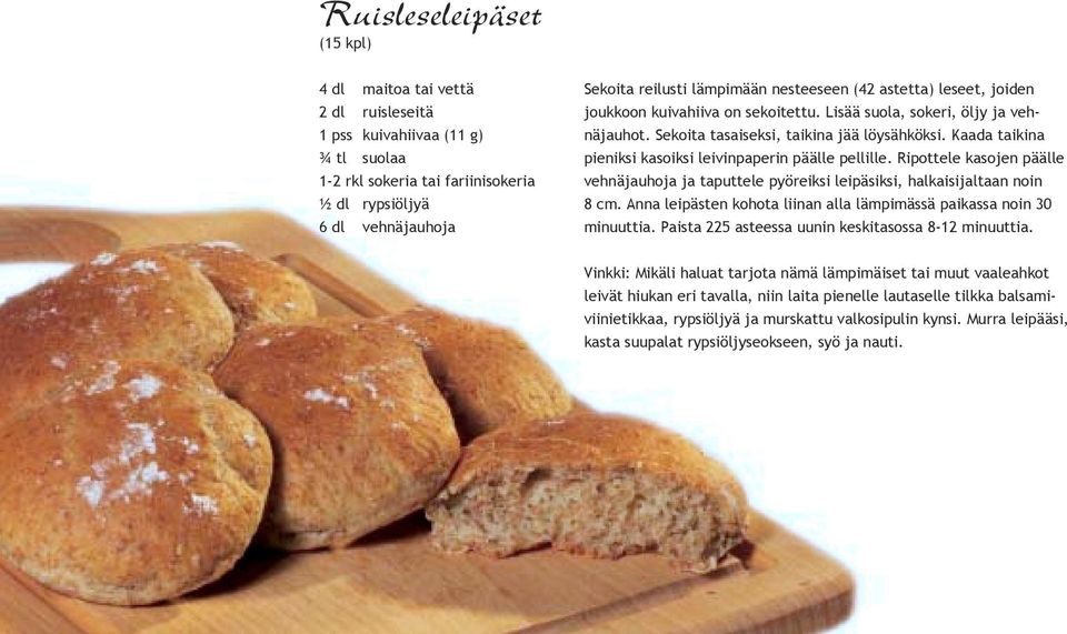 Kaada taikina pieniksi kasoiksi leivinpaperin päälle pellille. Ripottele kasojen päälle vehnäjauhoja ja taputtele pyöreiksi leipäsiksi, halkaisijaltaan noin 8 cm.