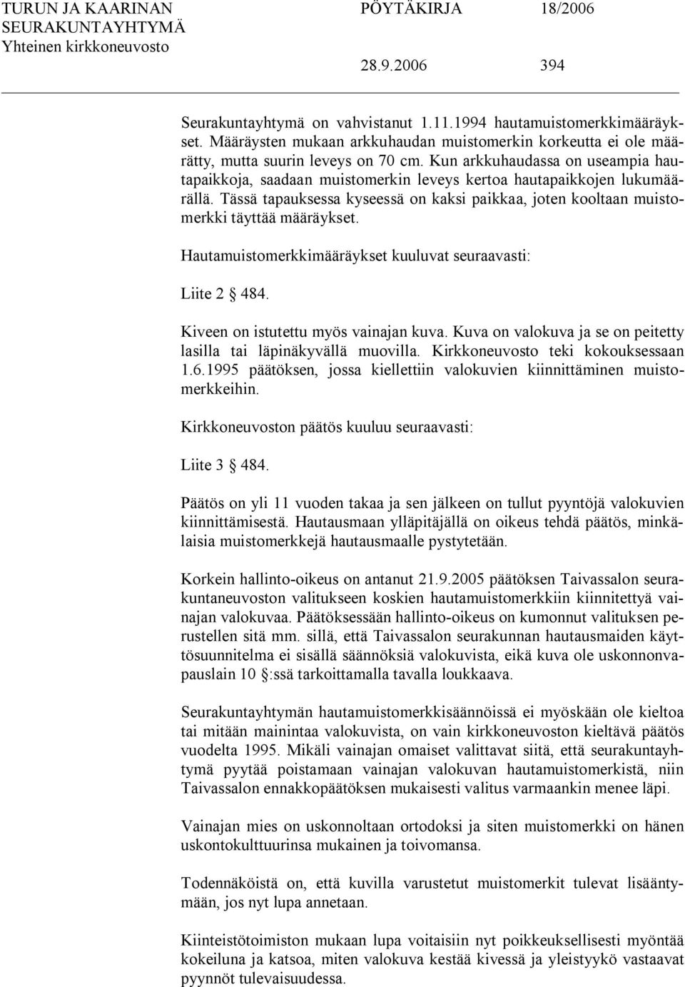 Tässä tapauksessa kyseessä on kaksi paikkaa, joten kooltaan muistomerkki täyttää määräykset. Hautamuistomerkkimääräykset kuuluvat seuraavasti: Liite 2 484. Kiveen on istutettu myös vainajan kuva.