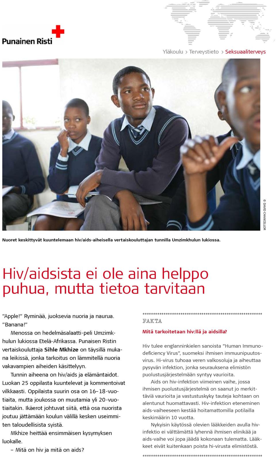 Punaisen Ristin vertaiskouluttaja Sihle Mkhize on täysillä mukana leikissä, jonka tarkoitus on lämmitellä nuoria vakavampien aiheiden käsittelyyn. Tunnin aiheena on hiv/aids ja elämäntaidot.
