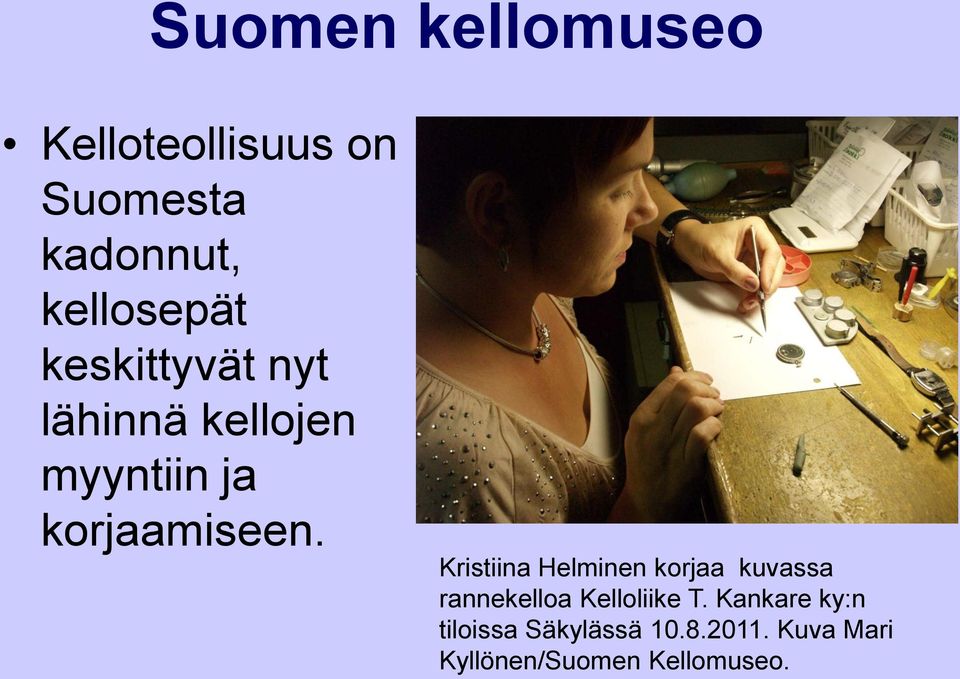 Kristiina Helminen korjaa kuvassa rannekelloa Kelloliike T.