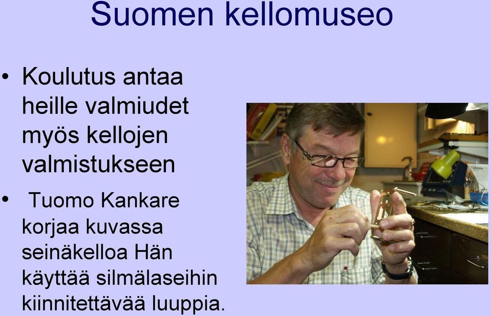 Tuomo Kankare korjaa kuvassa seinäkelloa