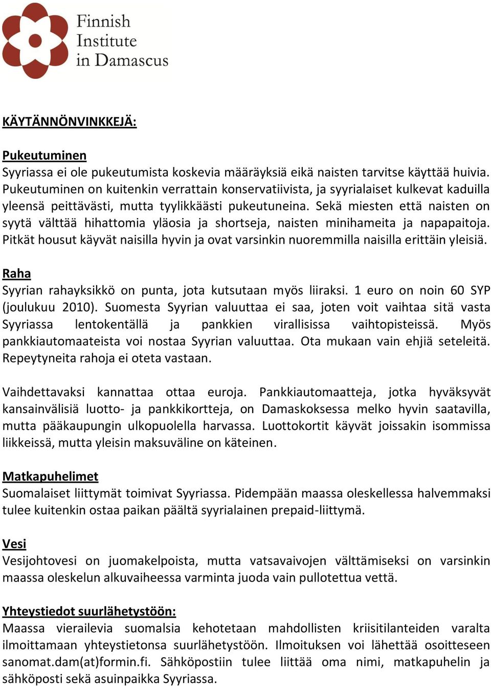 Sekä miesten että naisten on syytä välttää hihattomia yläosia ja shortseja, naisten minihameita ja napapaitoja.