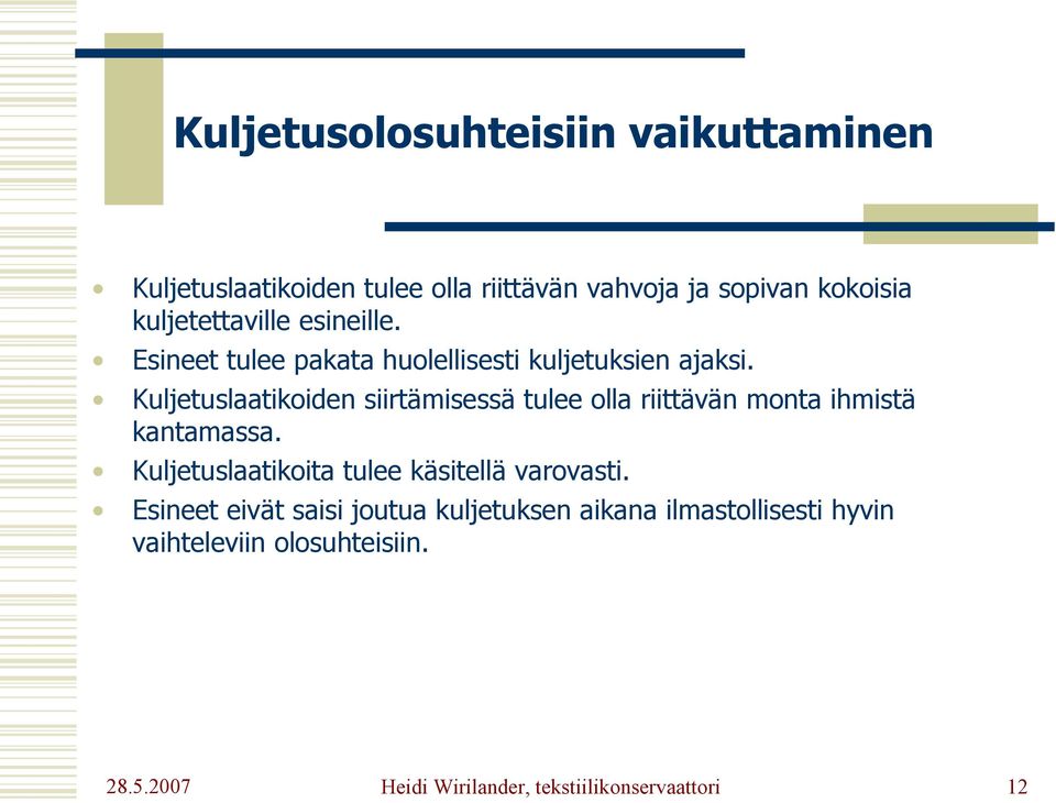 Kuljetuslaatikoiden siirtämisessä tulee olla riittävän monta ihmistä kantamassa.