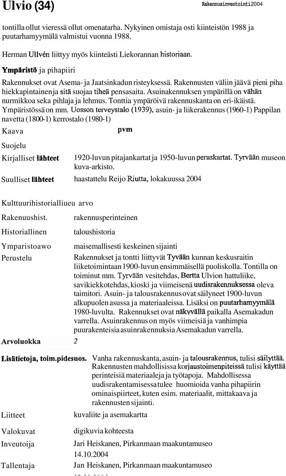 Rakennusten väliin jäävä pieni piha hiekkapintainen ja sitä suojaa tiheä pensasaita. Asuinakennuksen ympärillä on vähän nurmikkoa seka pihlaja ja lehmus.