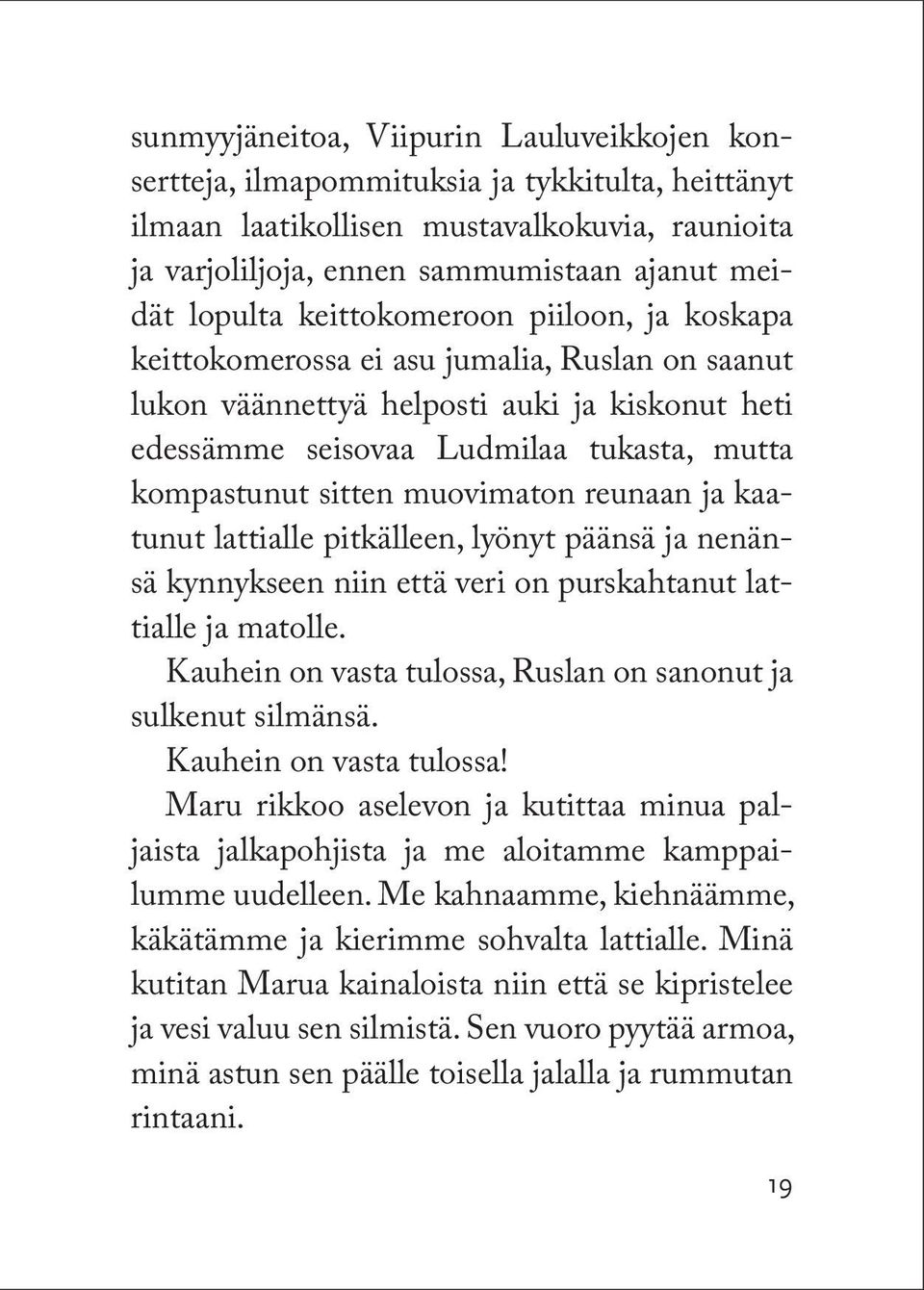 muovimaton reunaan ja kaatunut lattialle pitkälleen, lyönyt päänsä ja nenänsä kynnykseen niin että veri on purskahtanut lattialle ja matolle.