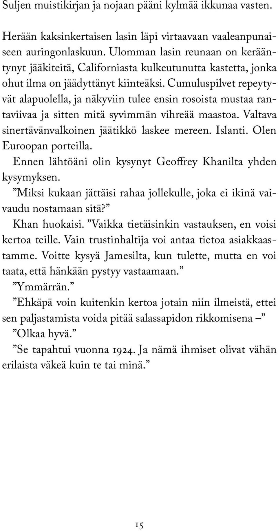 Cumuluspilvet repeytyvät alapuolella, ja näkyviin tulee ensin rosoista mustaa rantaviivaa ja sitten mitä syvimmän vihreää maastoa. Valtava sinertävänvalkoinen jäätikkö laskee mereen. Islanti.