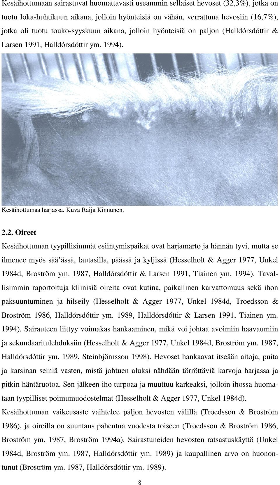 2. Oireet Kesäihottuman tyypillisimmät esiintymispaikat ovat harjamarto ja hännän tyvi, mutta se ilmenee myös sää ässä, lautasilla, päässä ja kyljissä (Hesselholt & Agger 1977, Unkel 1984d, Broström