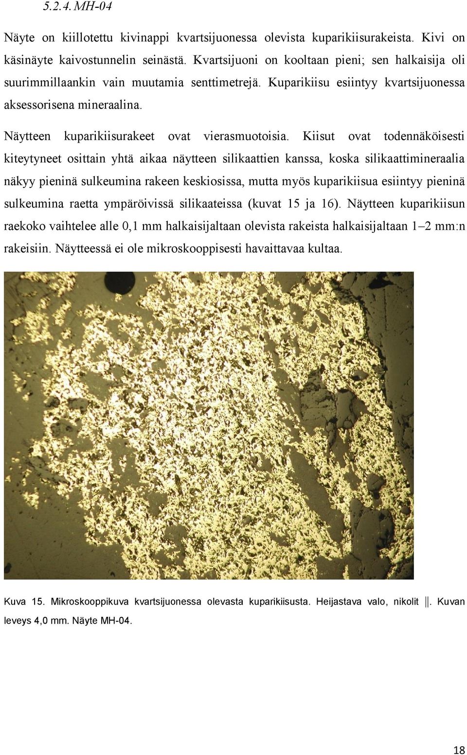 Näytteen kuparikiisurakeet ovat vierasmuotoisia.