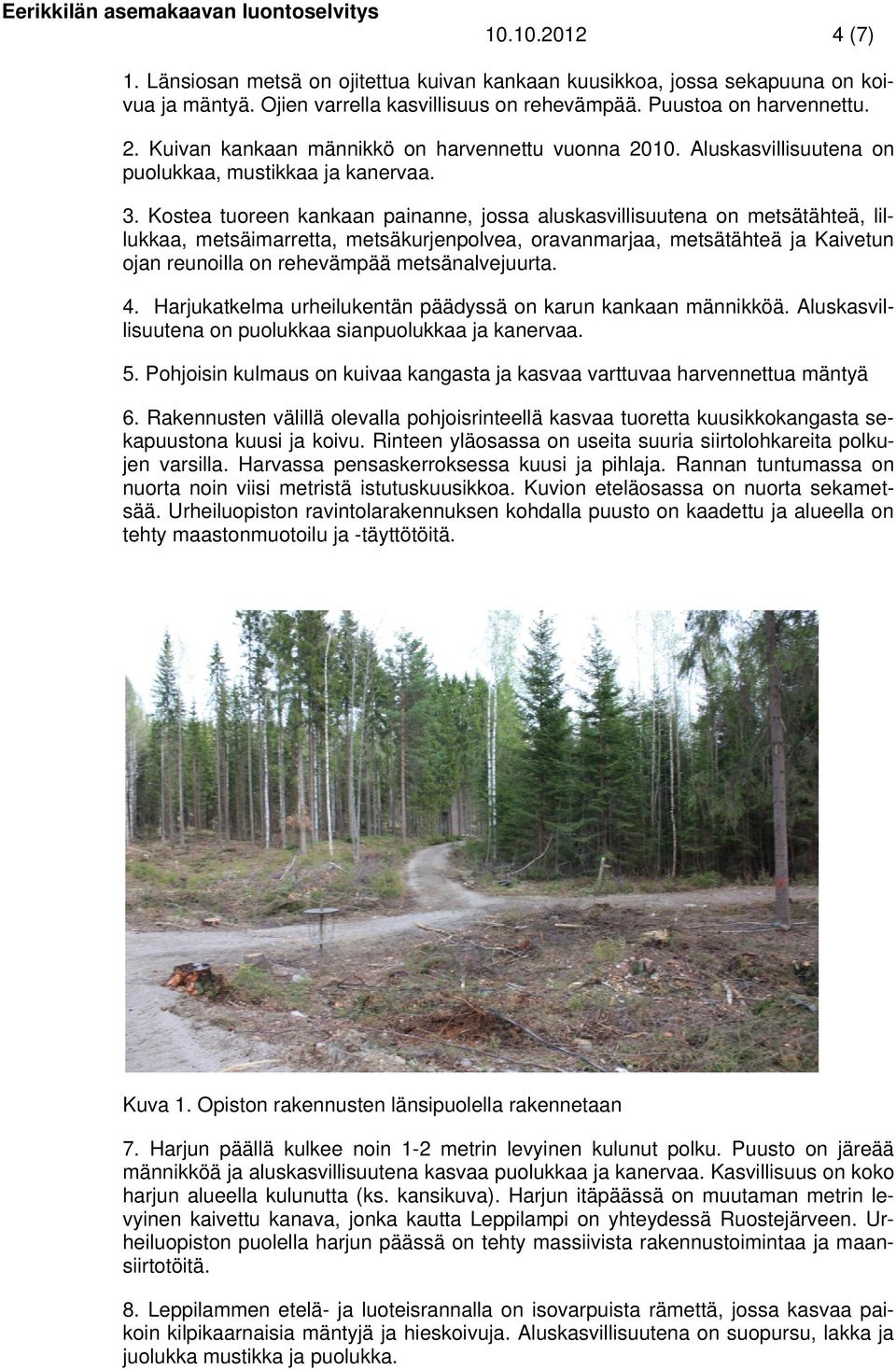 Kostea tuoreen kankaan painanne, jossa aluskasvillisuutena on metsätähteä, lillukkaa, metsäimarretta, metsäkurjenpolvea, oravanmarjaa, metsätähteä ja Kaivetun ojan reunoilla on rehevämpää