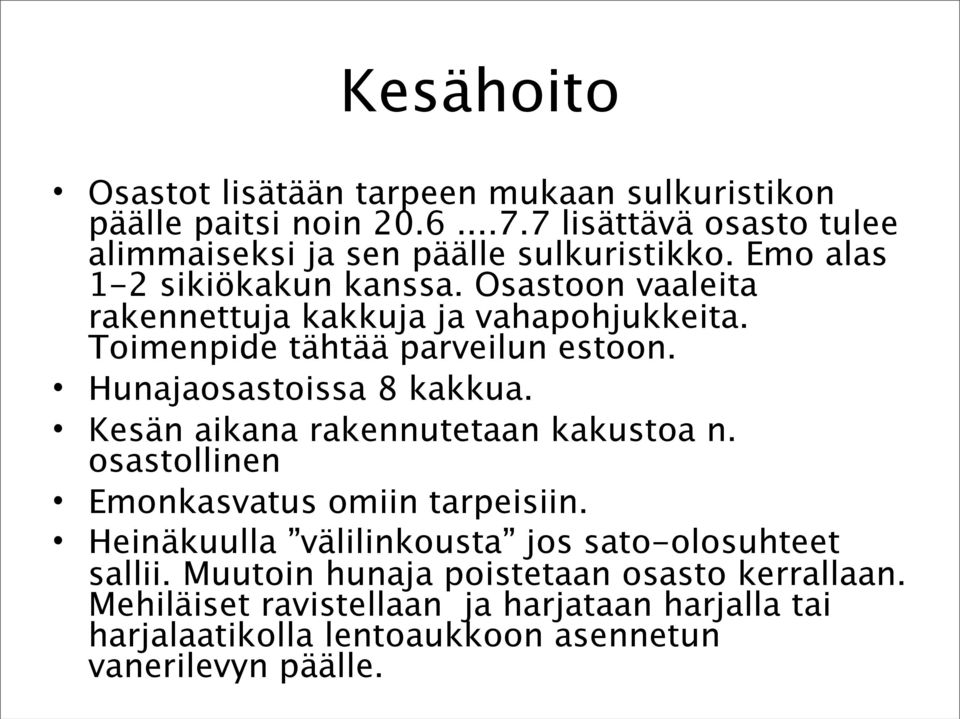 Osastoon vaaleita rakennettuja kakkuja ja vahapohjukkeita. Toimenpide tähtää parveilun estoon. Hunajaosastoissa 8 kakkua.