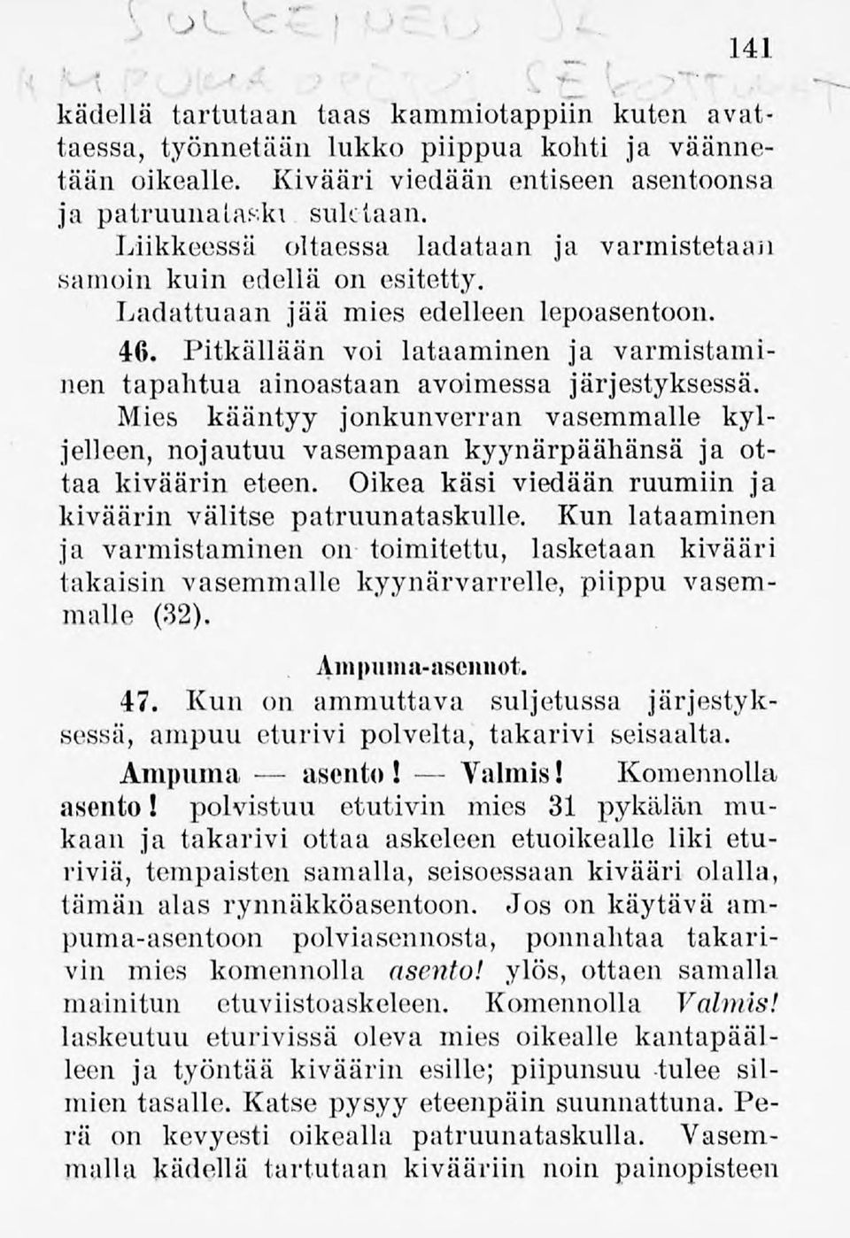 Pitkällään voi lataaminen ja varmistaminen tapahtua ainoastaan avoimessa järjestyksessä. Mies kääntyy jonkunverran vasemmalle kyljelleen, nojautuu vasempaan kyynärpäähänsä ja ottaa kiväärin eteen.