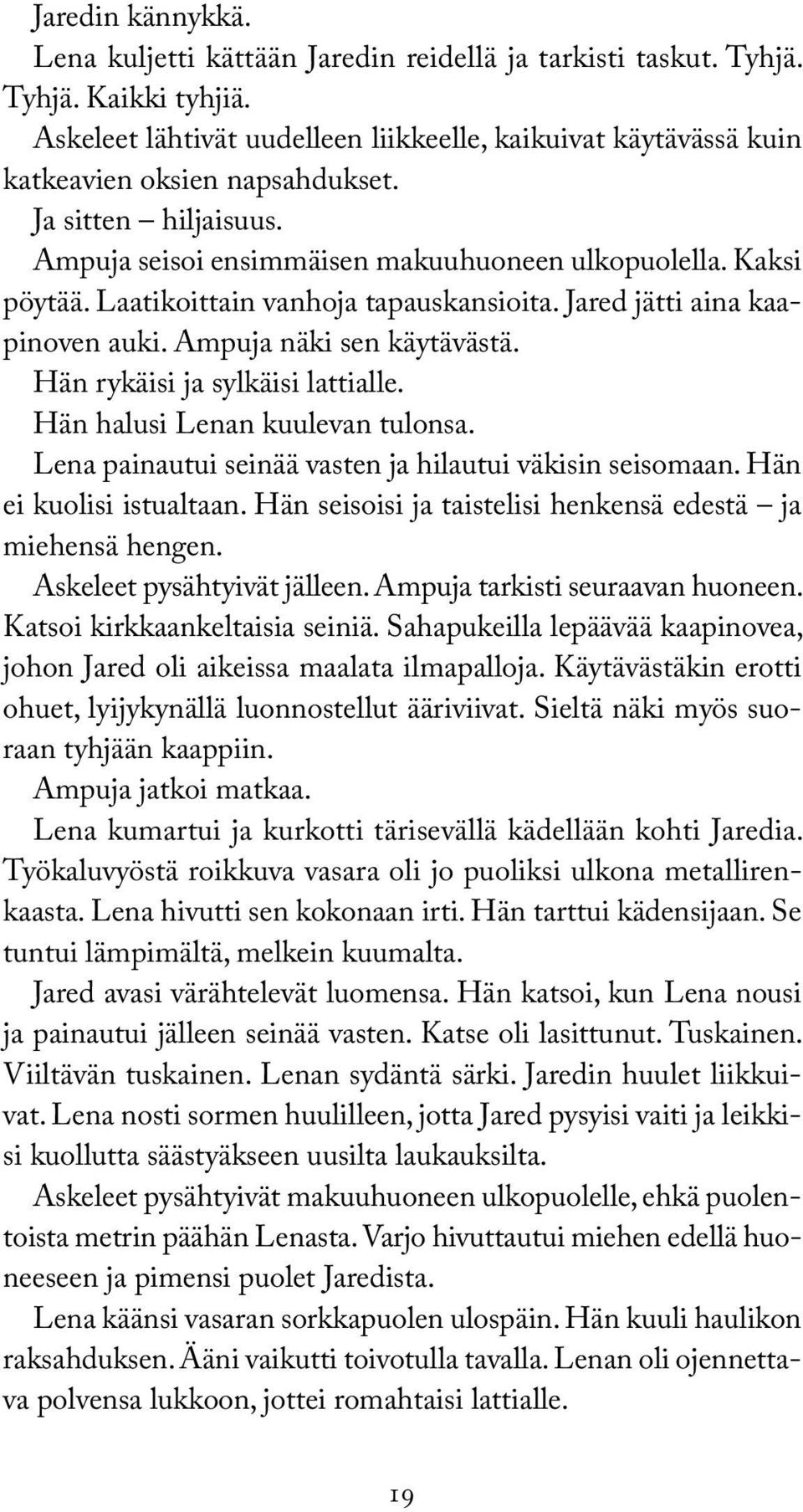 Laatikoittain vanhoja tapauskansioita. Jared jätti aina kaapinoven auki. Ampuja näki sen käytävästä. Hän rykäisi ja sylkäisi lattialle. Hän halusi Lenan kuulevan tulonsa.