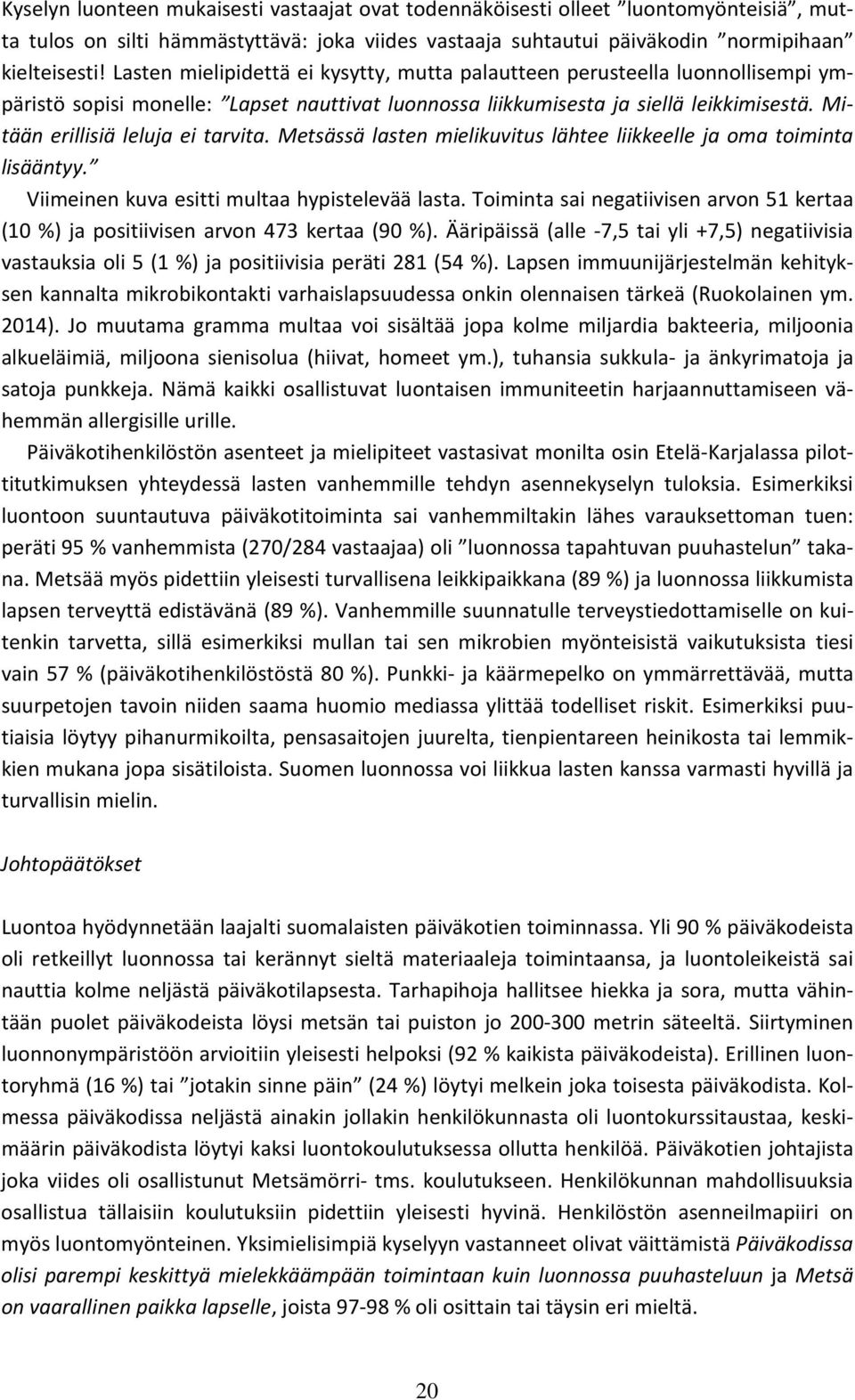 Mitään erillisiä leluja ei tarvita. Metsässä lasten mielikuvitus lähtee liikkeelle ja oma toiminta lisääntyy. Viimeinen kuva esitti multaa hypistelevää lasta.