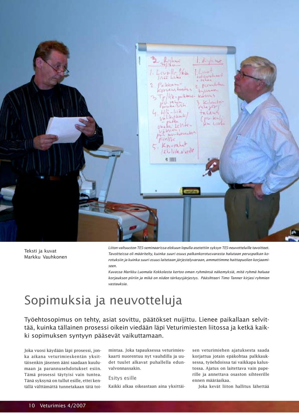 Kuvassa Markku Luomala Kokkolasta kertoo oman ryhmänsä näkemyksiä, mitä ryhmä haluaa korjauksen piiriin ja mikä on niiden tärkeysjärjestys. Pääsihteeri Timo Tanner kirjasi ryhmien vastauksia.