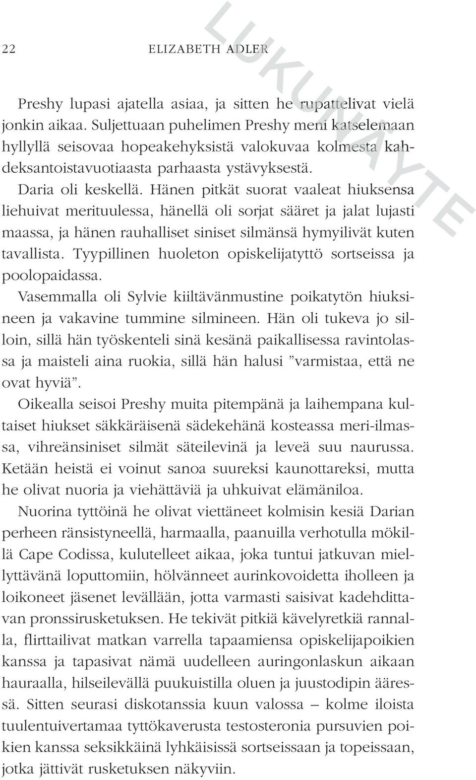 Hänen pitkät suorat vaaleat hiuksensa liehuivat merituulessa, hänellä oli sorjat sääret ja jalat lujasti maassa, ja hänen rauhalliset siniset silmänsä hymyilivät kuten tavallista.