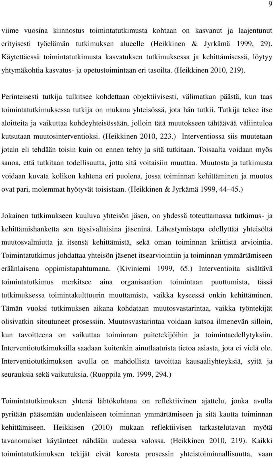 Perinteisesti tutkija tulkitsee kohdettaan objektiivisesti, välimatkan päästä, kun taas toimintatutkimuksessa tutkija on mukana yhteisössä, jota hän tutkii.