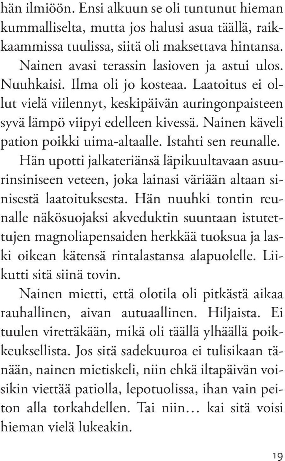 Hän upotti jalkateriänsä läpikuultavaan asuurinsiniseen veteen, joka lainasi väriään altaan sinisestä laatoituksesta.