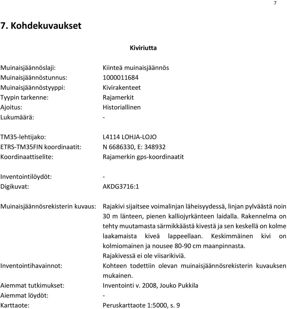 Muinaisjäännösrekisterin kuvaus: Rajakivi sijaitsee voimalinjan läheisyydessä, linjan pylväästä noin 30 m länteen, pienen kalliojyrkänteen laidalla.