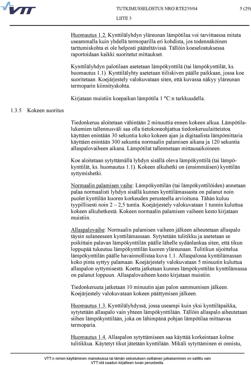 Kynttilälyhty asetetaan tiiliskiven päälle paikkaan, jossa koe suoritetaan. Koejärjestely valokuvataan siten, että kuvassa näkyy yläreunan termoparin kiinnityskohta.