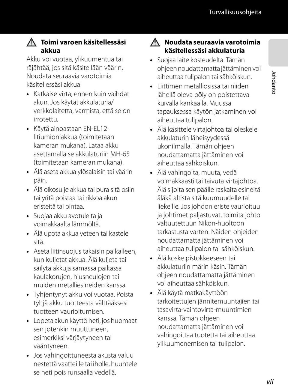 Käytä ainoastaan EN-EL12- litiumioniakkua (toimitetaan kameran mukana). Lataa akku asettamalla se akkulaturiin MH-65 (toimitetaan kameran mukana). Älä aseta akkua ylösalaisin tai väärin päin.