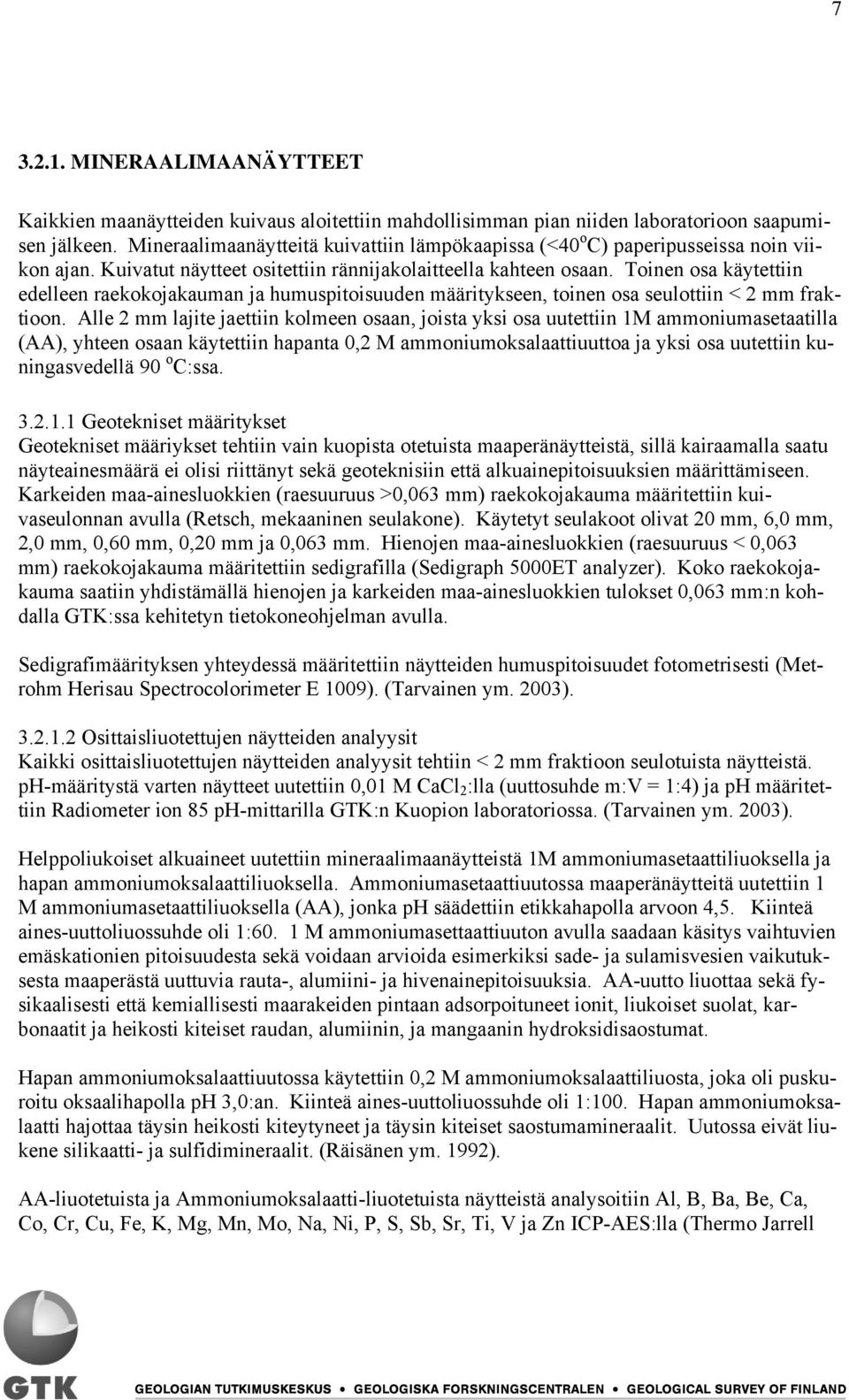 Toinen osa käytettiin edelleen raekokojakauman ja humuspitoisuuden määritykseen, toinen osa seulottiin < 2 mm fraktioon.