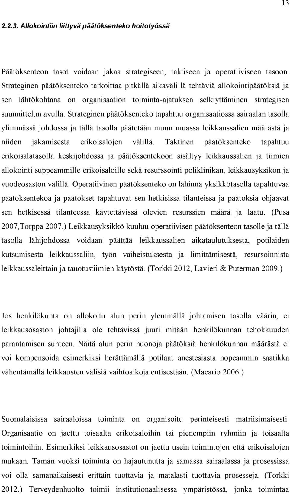 Strateginen päätöksenteko tapahtuu organisaatiossa sairaalan tasolla ylimmässä johdossa ja tällä tasolla päätetään muun muassa leikkaussalien määrästä ja niiden jakamisesta erikoisalojen välillä.