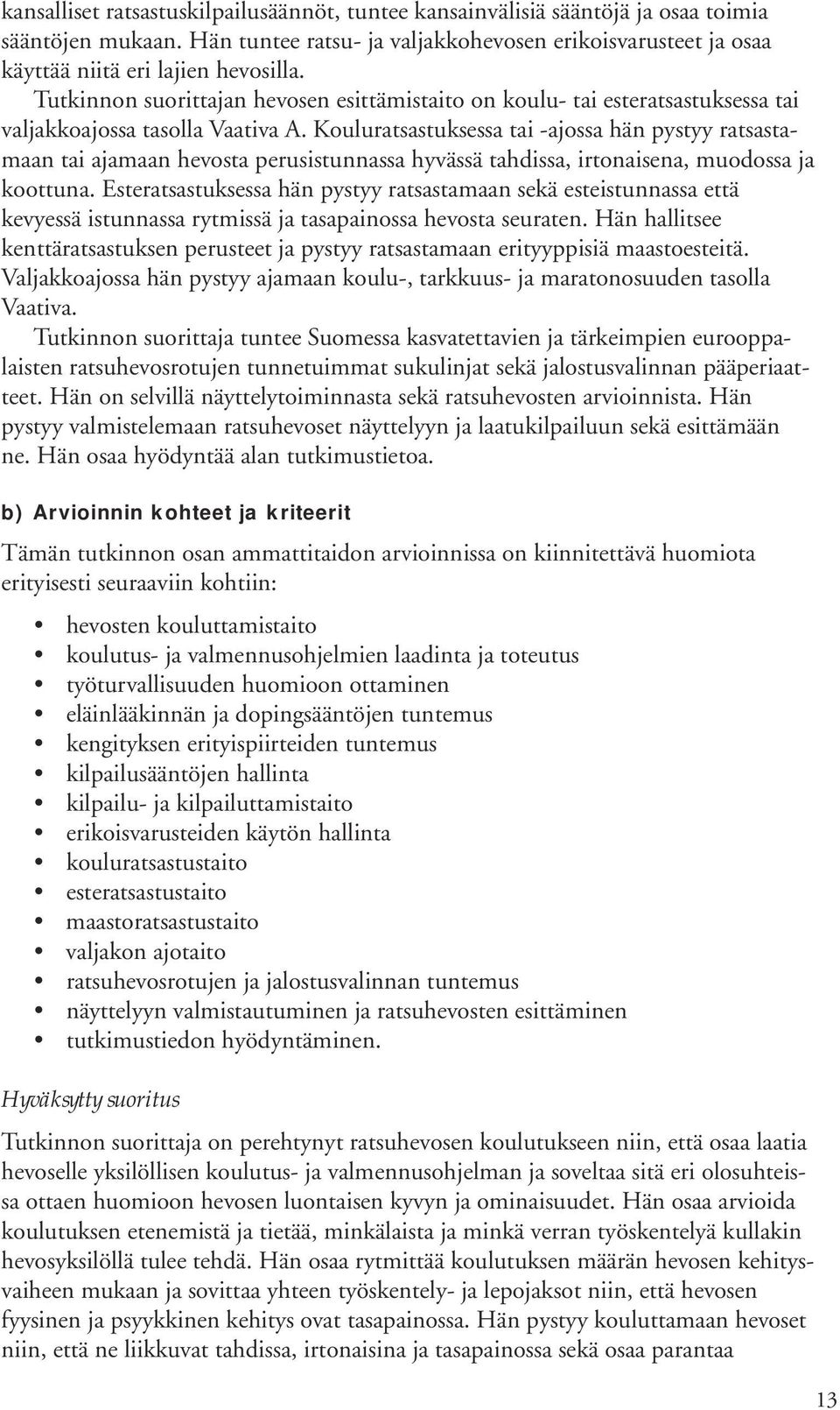 Kouluratsastuksessa tai -ajossa hän pystyy ratsastamaan tai ajamaan hevosta perusistunnassa hyvässä tahdissa, irtonaisena, muodossa ja koottuna.