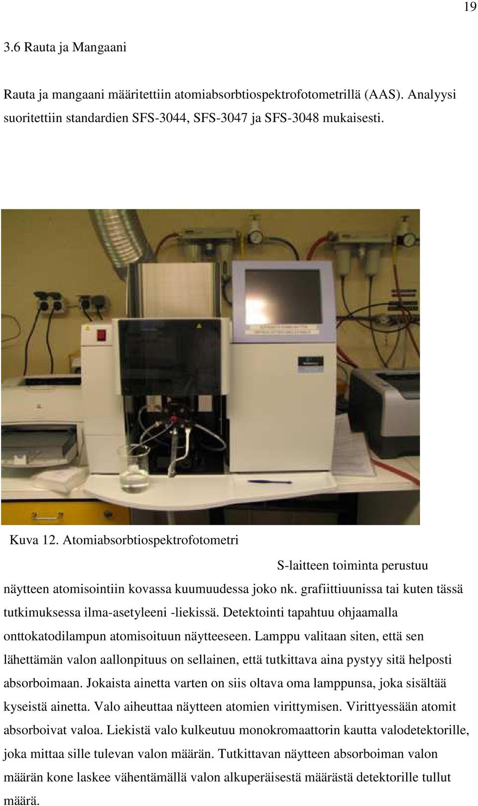 Detektointi tapahtuu ohjaamalla onttokatodilampun atomisoituun näytteeseen.