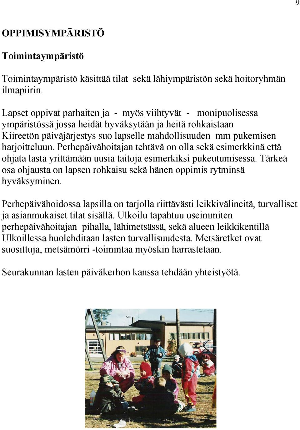 harjoitteluun. Perhepäivähoitajan tehtävä on olla sekä esimerkkinä että ohjata lasta yrittämään uusia taitoja esimerkiksi pukeutumisessa.