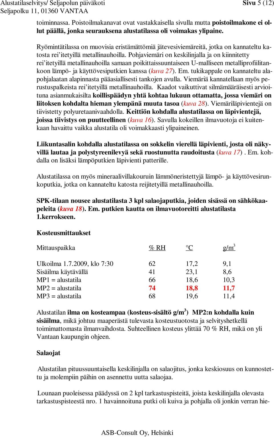 Ryömintätilassa on muovisia eristämättömiä jätevesiviemäreitä, jotka on kannateltu katosta rei itetyillä metallinauhoilla.