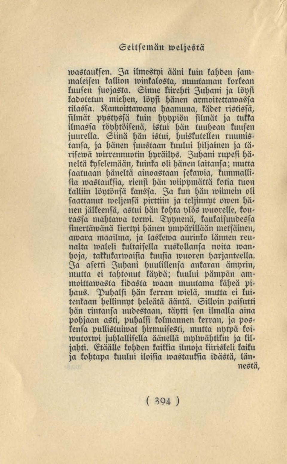 Kamoittawana haamuna, kädet ristissä, silmät pystyssä kuin hyypiön silmät ja tukka ilmassa töyhtöisenä, istui hän tuuhean kuusen juurella.