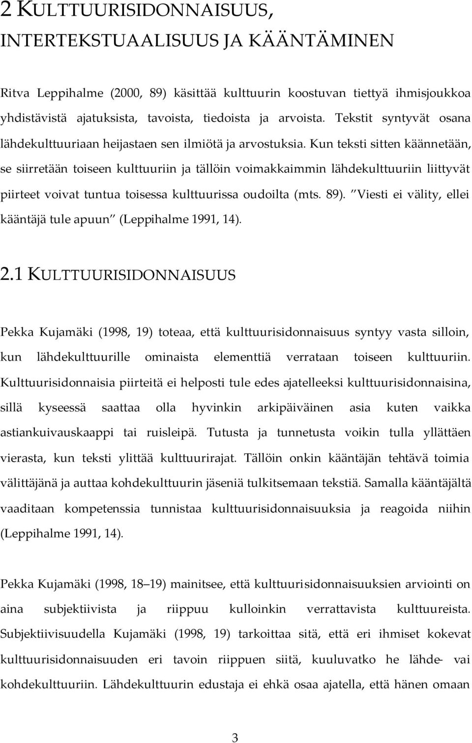 Kun teksti sitten käännetään, se siirretään toiseen kulttuuriin ja tällöin voimakkaimmin lähdekulttuuriin liittyvät piirteet voivat tuntua toisessa kulttuurissa oudoilta (mts. 89).