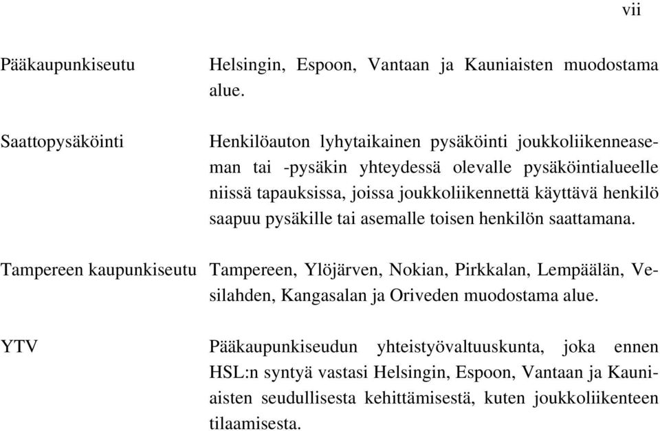 käyttävä henkilö saapuu pysäkille tai asemalle toisen henkilön saattamana.