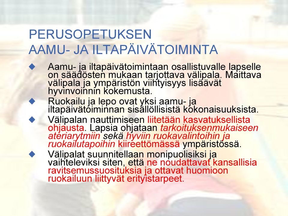 Välipalan nauttimiseen liitetään kasvatuksellista ohjausta.